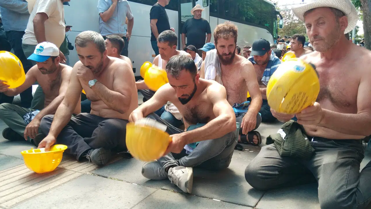 Bağımsız Maden-İş Sendikası Üyesi Madencilerin Enerji ve Tabii Kaynaklar Bakanlığı Eylemi 24 Saate Çıkardı