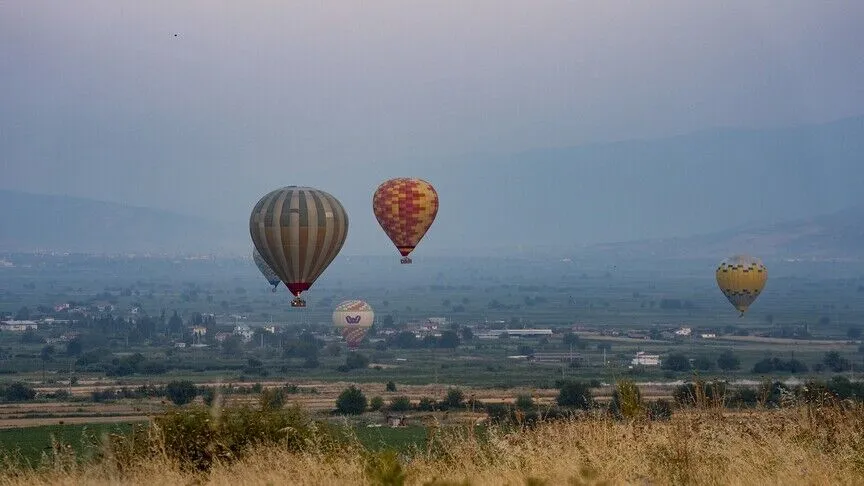 Pamukkale'de Balonlar Gökyüzünü, Gece Müzeciliği Tarihi Canlandırıyor