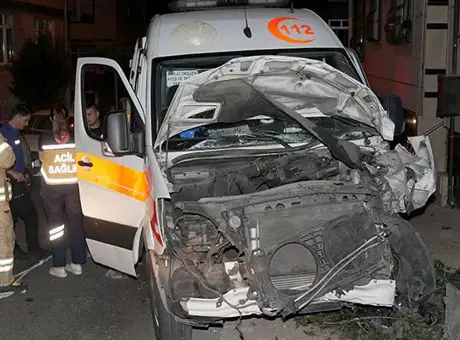 İstanbul'da Ambulans ve Otomobilin Çarpışması Sonucu 3 Sağlık Çalışmanı Yaralandı