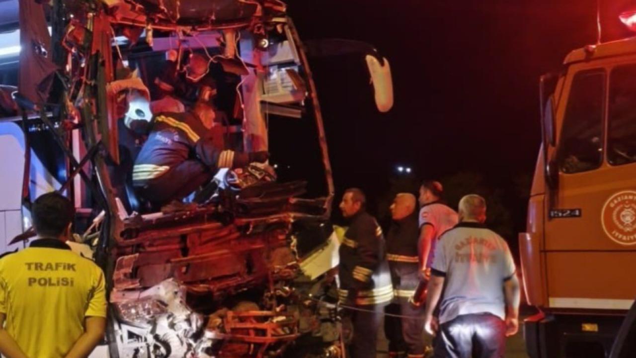 Gaziantep'te Otobüs ile Tırın Çarpışması Sonucu Meydana Gelen Kazada 2 Ölü, 22 Yaralı