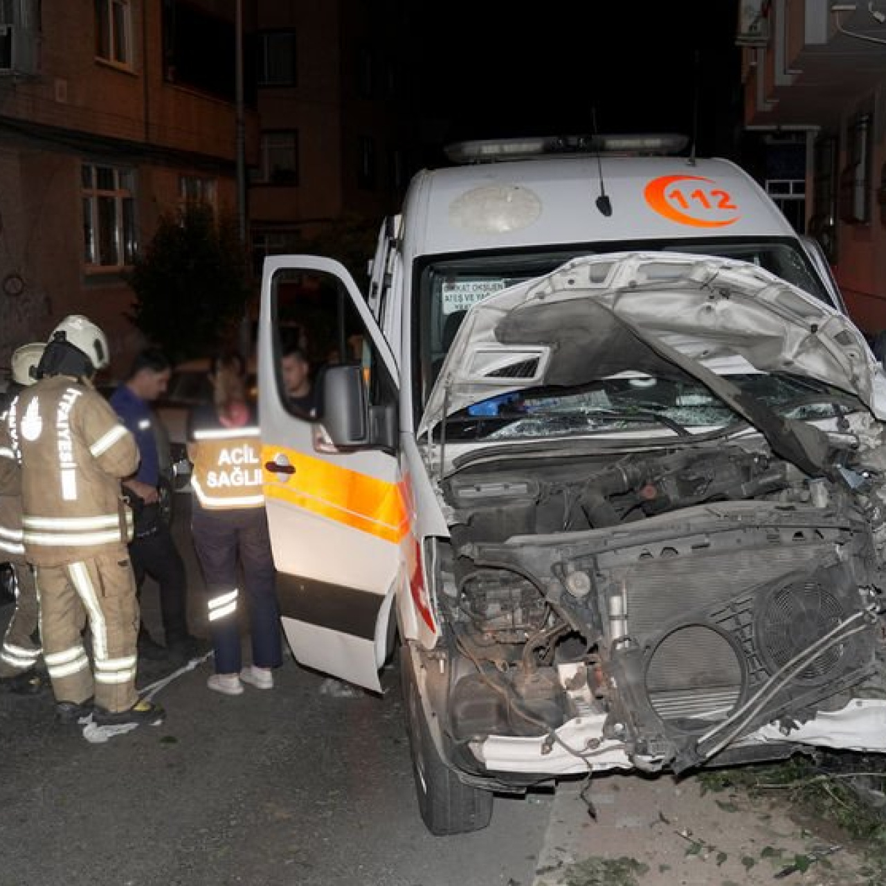 İstanbul Bayrampaşa'da Ambulans ile Otomobilin Çarpışması Sonucu 3 Yaralı