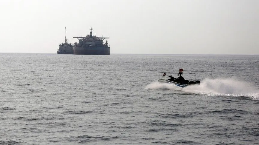 İngiltere Deniz Ticaret Operasyonları (UKMTO): Yemen'da Bilinmeyen Cisimlere Göre Ticari Gemi Vuruldu