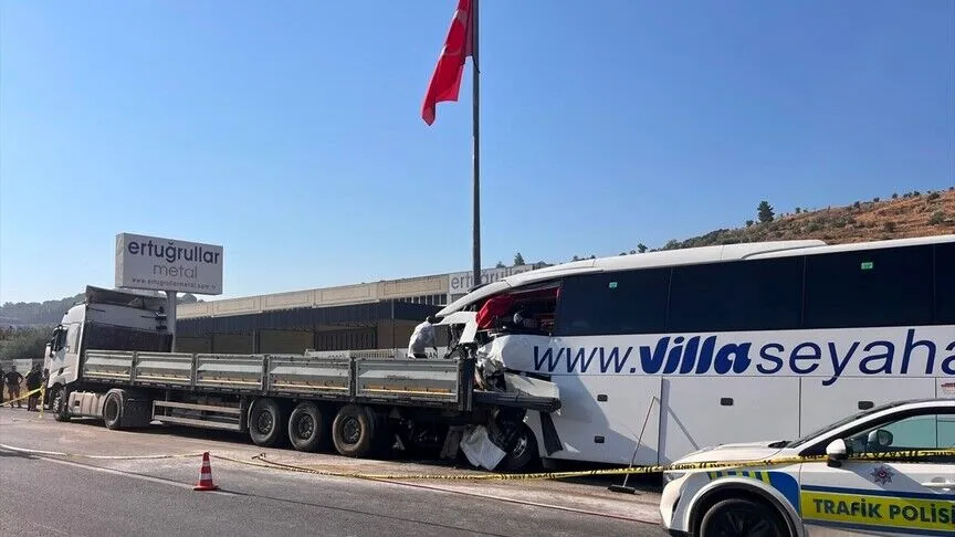 Muğla'da yolcu otobüsü ile tırın çarpıştığı kazada ölü sayısı 4'e yükseldi