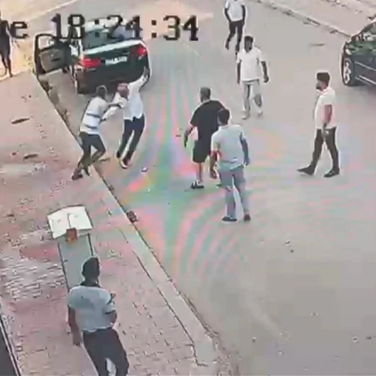 Yeni Parti Üyesi Yeni Partili Vekili Bıçakladı
