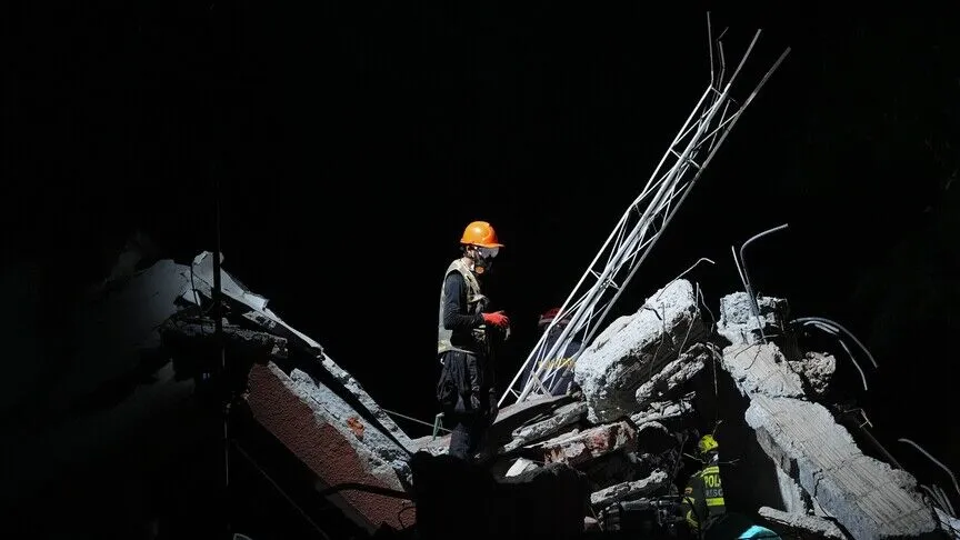 Kolombiya, deprem nedeniyle ABD’den ek gümrük vergilerini askıya almasını istedi
