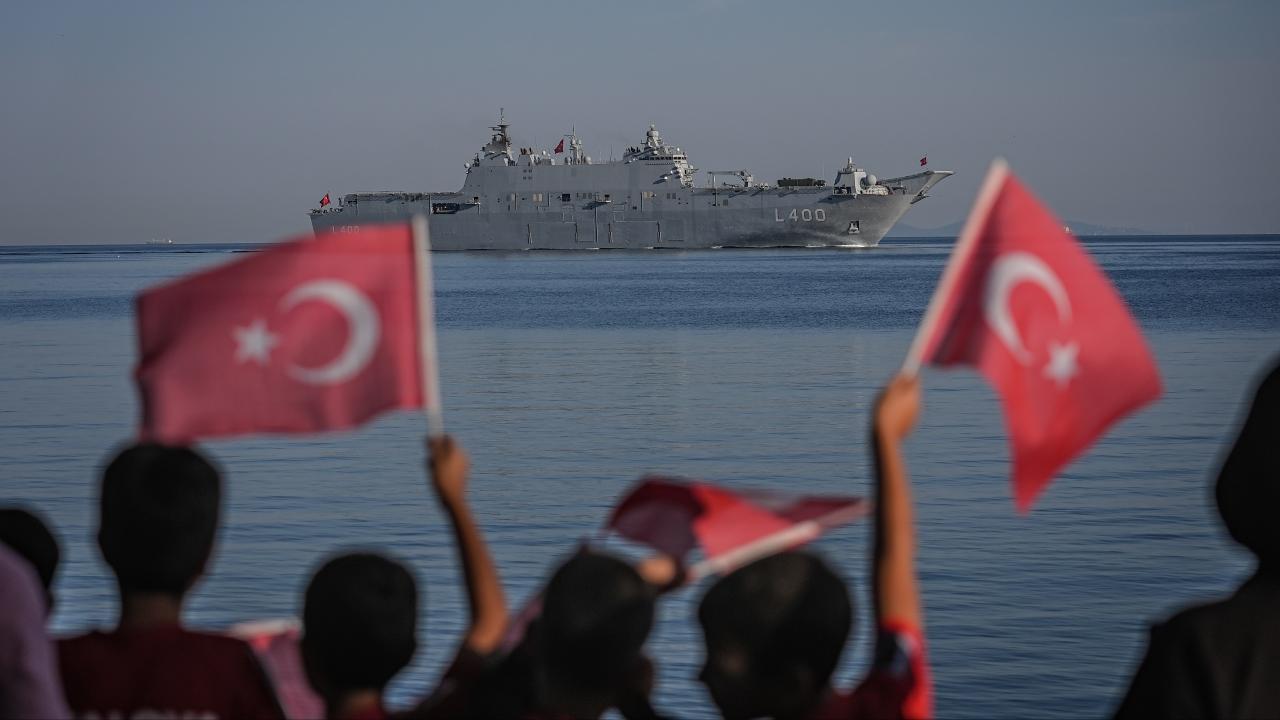 Türk Deniz Kuvvetleri Selamlama Geçişi Yalova'da Gerçekleştirildi