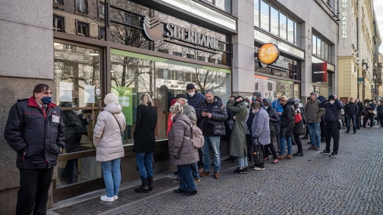 ATM'lere akın ettiler, bankaları boşalttılar: Hükümette para kalmıyor