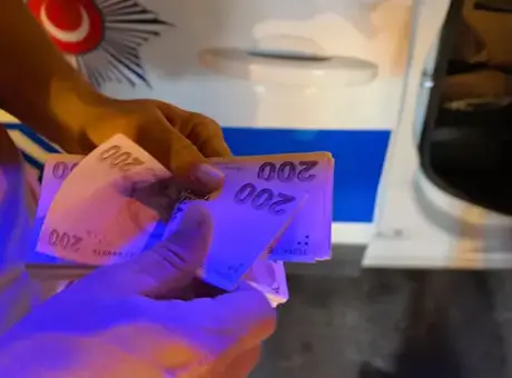 Bursa'da aracın üzerinde bulduğu çantadaki 30 bin TL'yi polise teslim etti