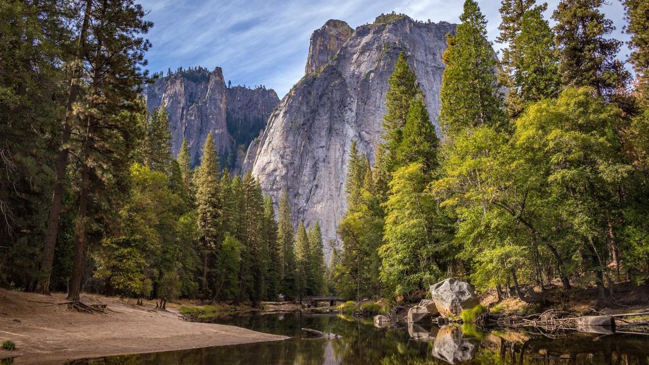 Yunanistan'daki yangın fabrikalara sıçradı!