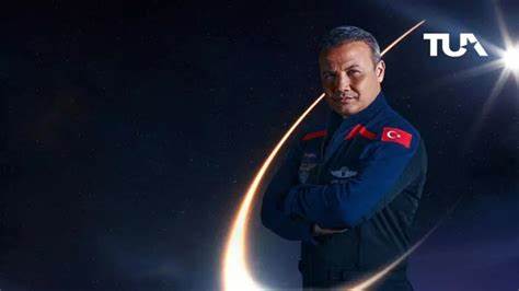 Türkiye'nin ilk uzay yolculuğunu vatandaşlar planetaryumlarda ve bilim merkezlerinde coşkuyla izledi
